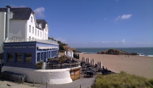 - un bâtiment sur la plage à côté d'une plage dans l'établissement l 'Escapade Atlantique, à Saint-Nazaire