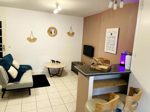 un salon avec un canapé et une table dans l'établissement l 'Escapade Atlantique, à Saint-Nazaire