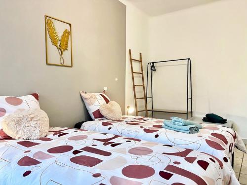 a bedroom with two beds and a mirror at Creux de l'Église - 2 Appartements cosy, 2 Salles de Bains, 8 personnes in Saint-Chamas