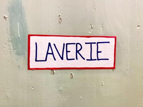 a sign on a wall with the word lender at Creux de l'Église - 2 Appartements cosy, 2 Salles de Bains, 8 personnes in Saint-Chamas