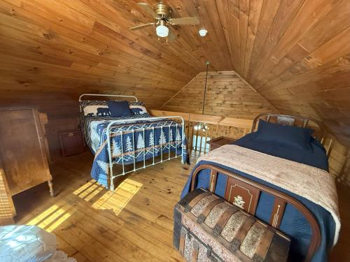 Cama o camas de una habitación en Cozy Bear Cabin-Stunning Mountain View, Dogs welcome with Pet Rate
