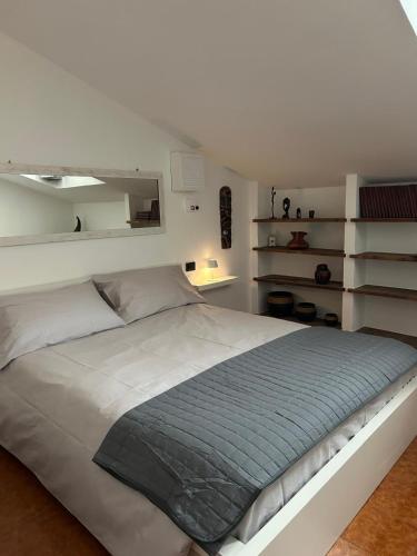 a bedroom with a large bed in a room at Residenza Il Carducci in Bergamo