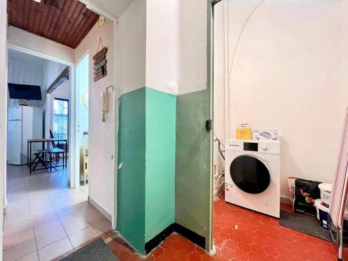 a room with a washing machine and a microwave at Creux de l'Église - 2 Appartements cosy, 2 Salles de Bains, 8 personnes in Saint-Chamas