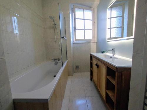 Ένα μπάνιο στο Skycircuitvilla - 4 star villa with 8 bedrooms, pool and 3000m2 grounds