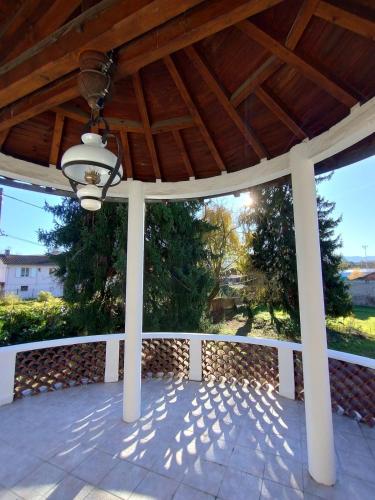 Μπαλκόνι ή βεράντα στο Skycircuitvilla - 4 star villa with 8 bedrooms, pool and 3000m2 grounds