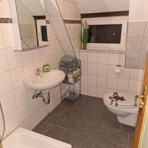 Ένα μπάνιο στο Wunderschöne Ferienwohnung Frieda