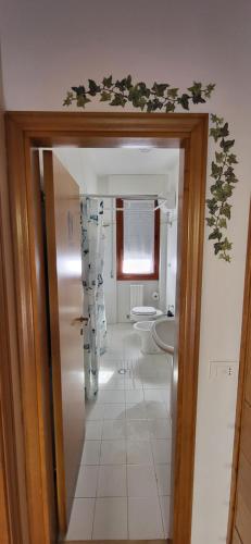 Casetta Pineta Mare في بورتو سان جورجيو: حمام مع مرحاض ومغسلة