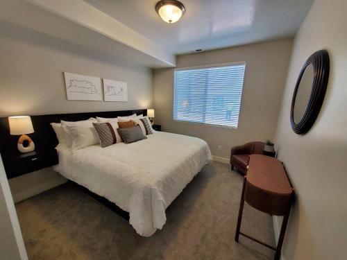 Ένα ή περισσότερα κρεβάτια σε δωμάτιο στο Red Rock Suite - Castle Rock Condos