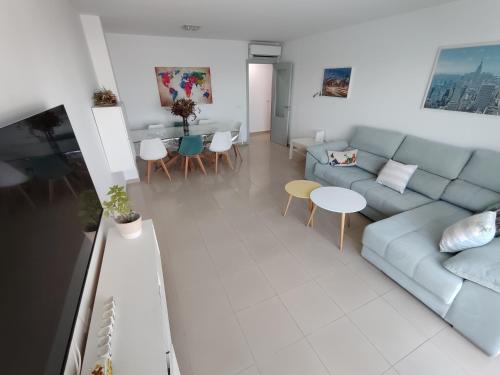 Apartamentovistasconil, ático con piscina, jardín, pista de pádel y solárium