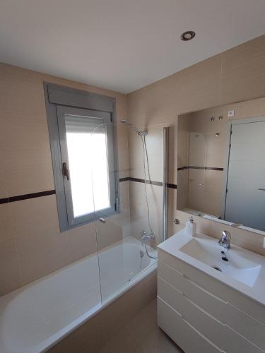 Apartamentovistasconil, ático con piscina, jardín, pista de pádel y solárium