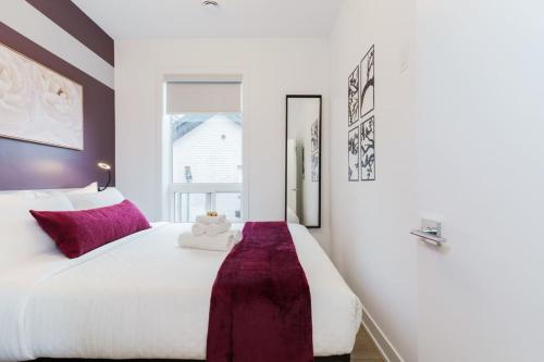 a bedroom with a large white bed and a window at Modern Suite 3 min to Transit Downtown Toronto in Toronto