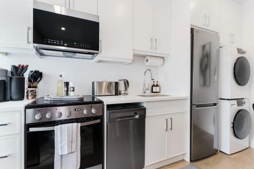 Kuchyň nebo kuchyňský kout v ubytování Spacious 3BR Suite for 10 w Patio Heart of Toronto
