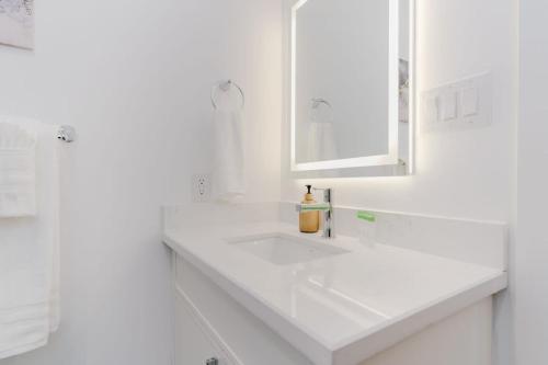 Un baño de Spacious 3BR Suite for 10 w Patio Heart of Toronto