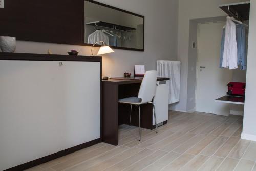 a dressing room with a desk and a white chair at B&B Da Vinci in Matera