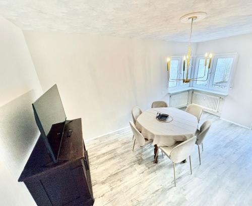 a dining room with a table and chairs and a television at RelaxStay - SkyView - Smart-TV - WiFi in Dielheim
