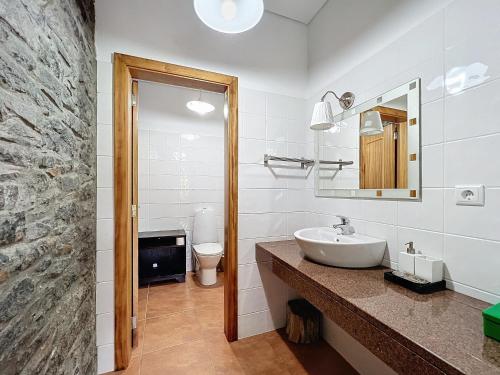 ein Badezimmer mit Waschbecken und Toilette in der Unterkunft Quinta do Serrado in Porto Moniz