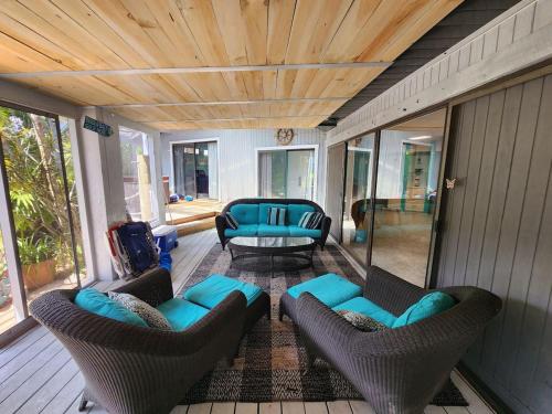 Heated pool w river views dock your boat Jet skiにあるシーティングエリア