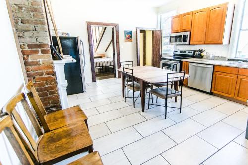 a kitchen with a table and chairs in a room at Historic Treme Creole Cottage 3 bed-2 bath (C) in New Orleans