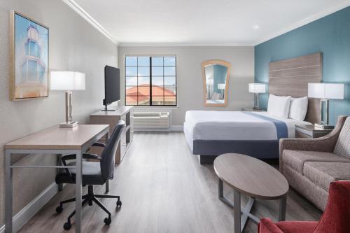 Кровать или кровати в номере Melrose @ Seabrook, BW Signature Collection by Best Western