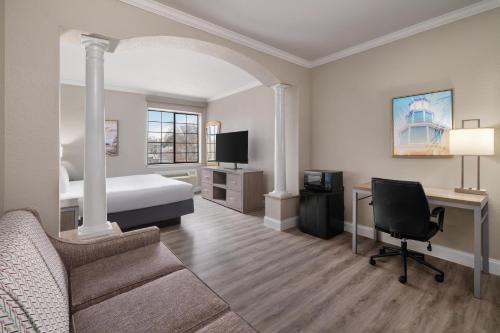 Телевизор и/или развлекательный центр в Melrose @ Seabrook, BW Signature Collection by Best Western