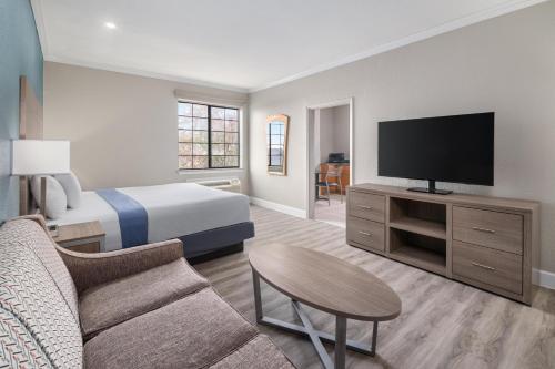 Телевизор и/или развлекательный центр в Melrose @ Seabrook, BW Signature Collection by Best Western