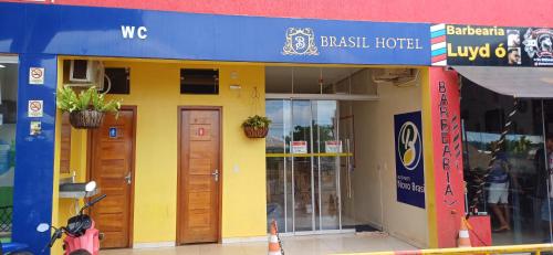 a yellow and blue building with two doors at Brasil hotel in Canaã dos Carajás