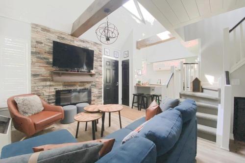 TV a/nebo společenská místnost v ubytování Rustic Loft at Blue
