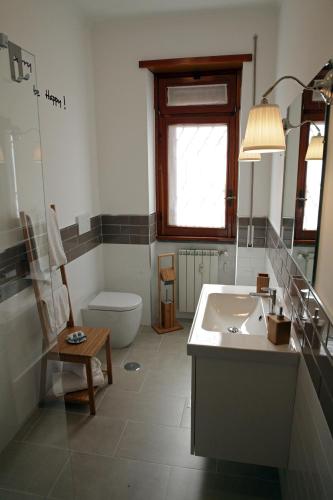 a bathroom with a sink and a toilet at Maison Talenti B&B Roma in Rome