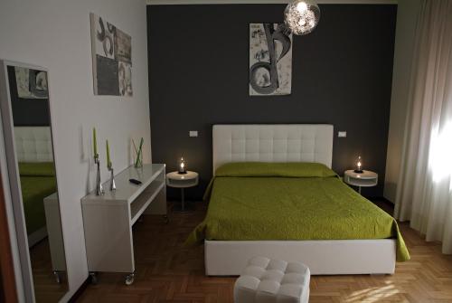 1 dormitorio con 1 cama y 2 mesas con velas en Maison Talenti B&B Roma, en Roma