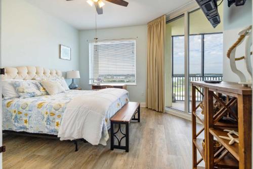 Ένα ή περισσότερα κρεβάτια σε δωμάτιο στο Pensacola Condo Rental with Beach Club and Pool Access