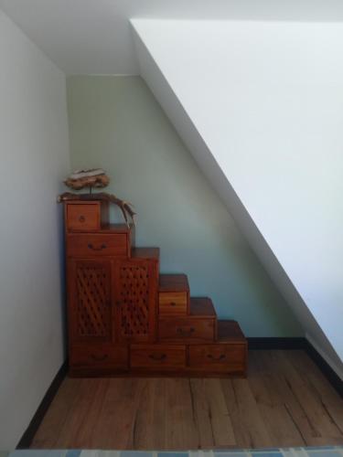 un escalier avec une commode en bois dans la chambre dans l'établissement Chambre des Amandiers, à Vauvert