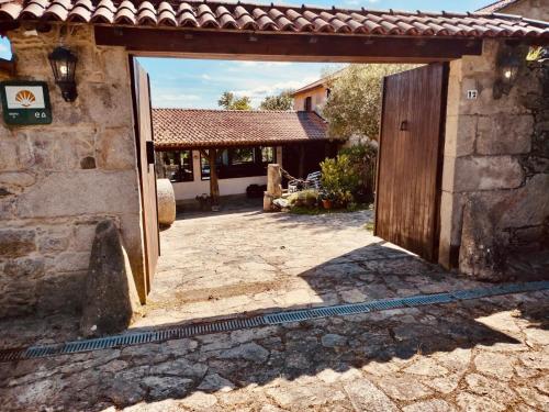 eine offene Tür zu einem Steingebäude mit einem Hof in der Unterkunft Valfrescosuites&relax in Pontevedra