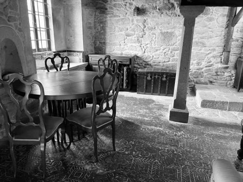 ein Esszimmer mit Tisch und Stühlen und einem Kamin in der Unterkunft Valfrescosuites&relax in Pontevedra