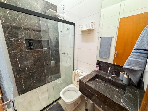 a bathroom with a shower and a toilet at Casa Para Até 5 Hospedes Próximo UNITRI, Uberlândia Shopping e Palácio de Cristal in Uberlândia