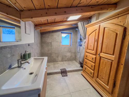 Bilik mandi di Alpine Apartments St-Sigmund