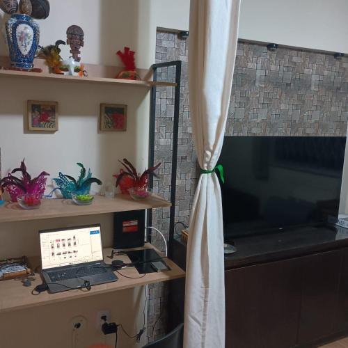 Sofa cama em sala adaptada com Ar condicionado في ريو دي جانيرو: مكتب مع جهاز كمبيوتر محمول وستارة