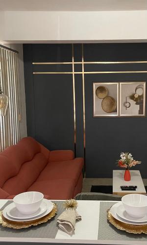 a living room with a couch and a table at Cómodo y agradable departamento con estacionamiento y portón eléctrico in Guasave