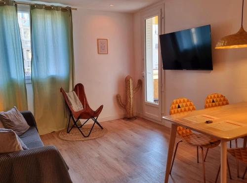 un salon avec une table et des chaises de salle à manger dans l'établissement T3 - Cocon des Aubes - Tranquille et Charmant, à Montpellier