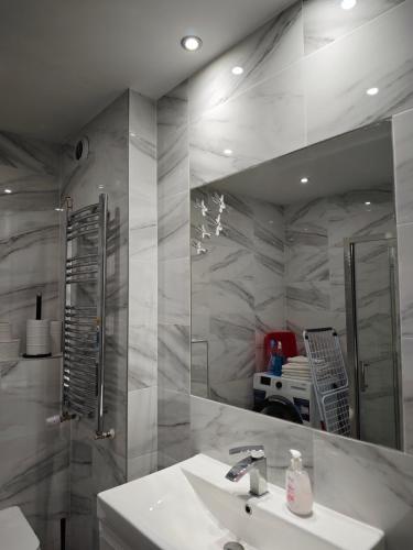 a bathroom with a sink and a mirror at Dom Lawendowy in Lubasz