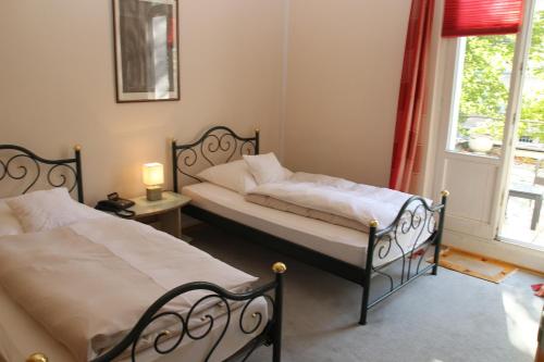 Säng eller sängar i ett rum på Hotel Rheinland Bonn - Bad Godesberg