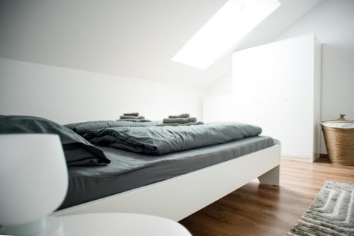 Bett in einem weißen Zimmer mit in der Unterkunft Quiet Apartment - 74qm - 2 Bedrooms - 3 Beds in Limburg an der Lahn