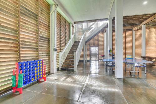 Φωτογραφία από το άλμπουμ του Oceanfront Crystal Beach Vacation Home with Deck! σε Crystal Beach