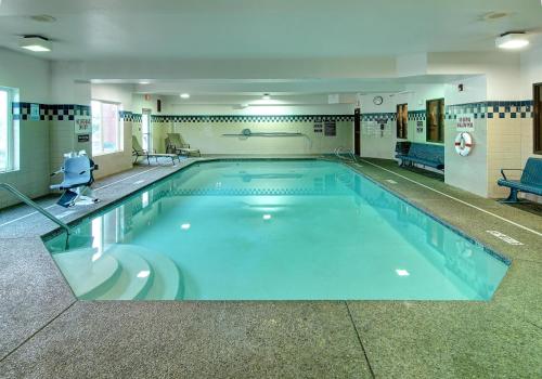 Bazén v ubytování Phoenix Inn Suites Albany nebo v jeho okolí