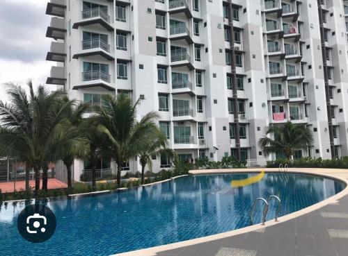 Бассейн в RedHouse Sky Garden Klabang 10 pax или поблизости