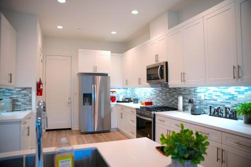 Η κουζίνα ή μικρή κουζίνα στο Christmas-Ready Retreat Pool & Stunning Views Close to Downtown