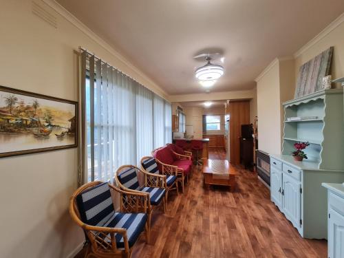 a living room with chairs and a table at Waterfront Quiet Stay off Geelong & Avalon Airport in North Shore