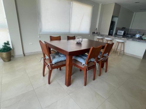 a dining room table and chairs in a kitchen at Departamento al pie del mar con hermosa vista in Cautivo