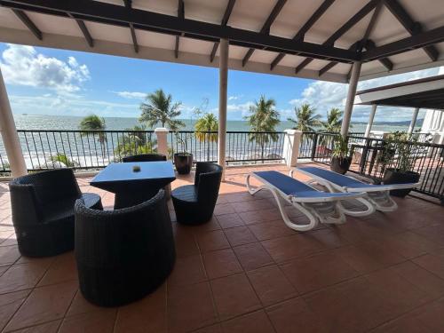Un balcón o terraza de Smugglers Cove Beach Resort & Hotel