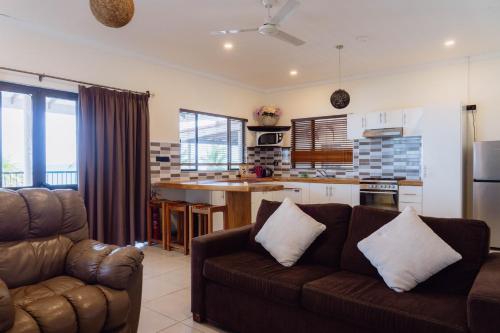 Una cocina o zona de cocina en Smugglers Cove Beach Resort & Hotel