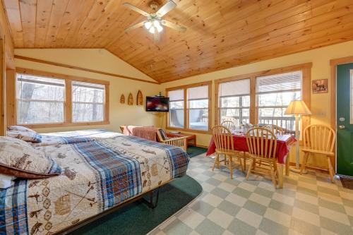 Postel nebo postele na pokoji v ubytování Pet-Friendly Smoky Mountain Cabin Hunt and Fish!